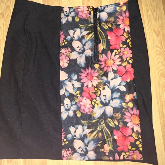 Size Large. Mink pink skirt - Picture 2 of 3